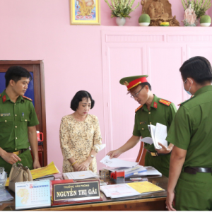 khoi-to-truong-van-phong-cong-chung-nguyen-thi-gai-va-bat-tam-giam-1-cong-chung-vien